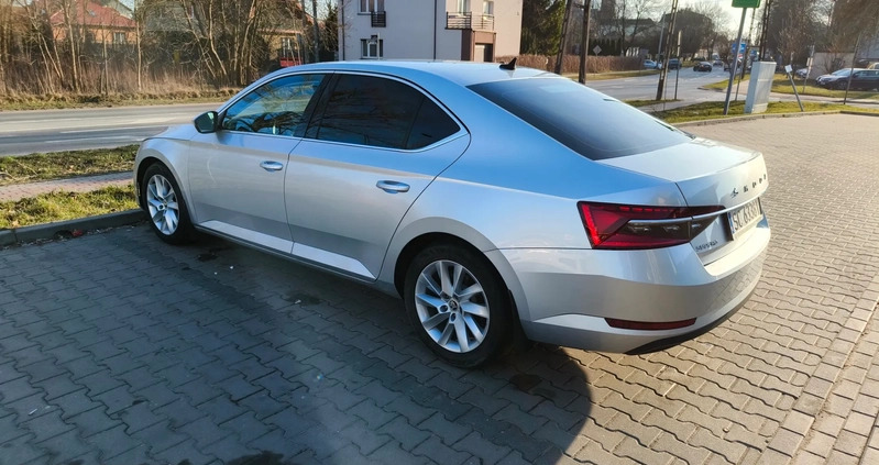 Skoda Superb cena 82500 przebieg: 155000, rok produkcji 2020 z Radzymin małe 16